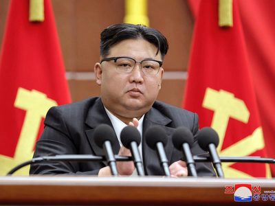 Kim Jong Un dice que Corea del Norte lanzará tres satélites espía más y producirá material nuclear