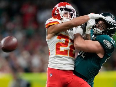 Decisiones arbitrales afectan significativamente el primer cuarto del Super Bowl