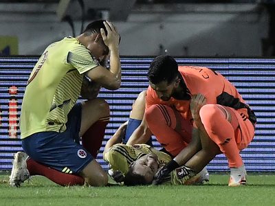 Impactante lesión de Santiago Arias en la victoria de Colombia