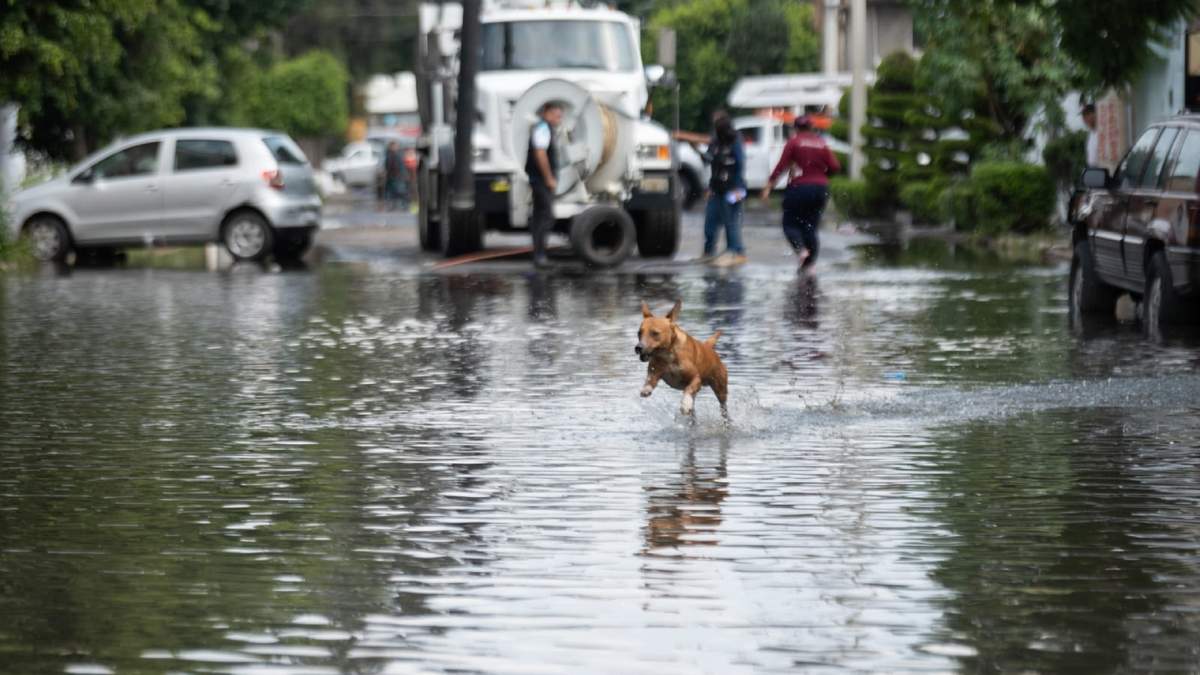 Inundación este domingo en Santa María Aztahuacán, Iztapalapa, por las lluvias del sábado