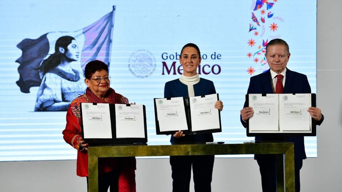 Sheinbaum envió tres leyes secundarias en torno a la reforma Judicial, al lado de (izq) Ernestina Godoy y a la (der.) Zaldívar