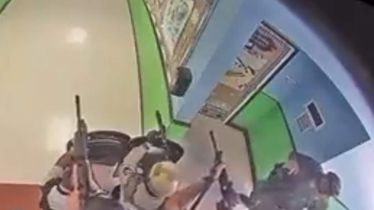 Los policías a unos pasos del salón donde se encontraba el agresor
