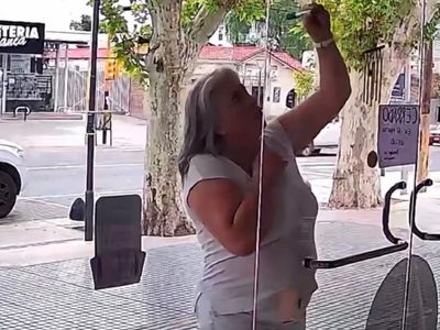 Video: una mujer se enojó porque un negocio estaba cerrado y rayó la vidriera