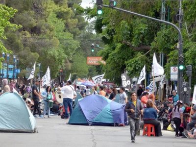 La Municipalidad de Neuquén volvió a denunciar los acampes y los cortes en la Avenida Argentina