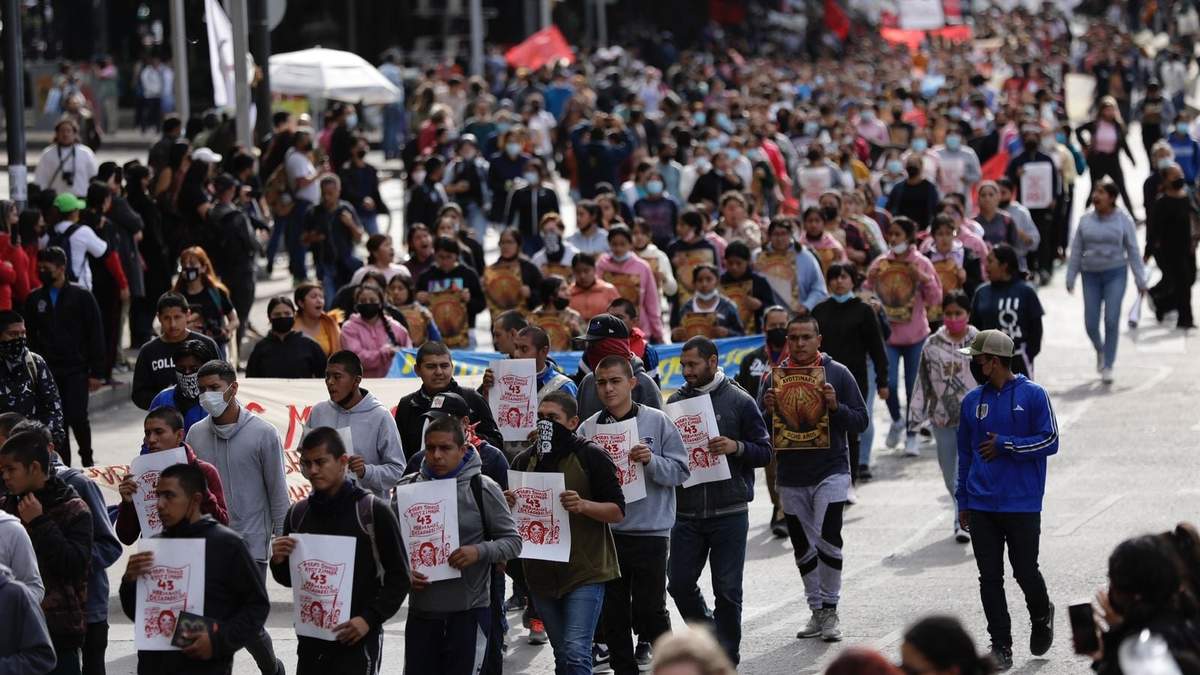 Marcha a 8 años de la desaparición de normalistas