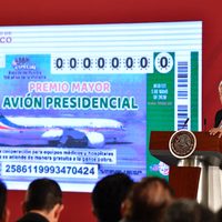 Va en serio: AMLO presenta 'cachito” para rifa de avión presidencial