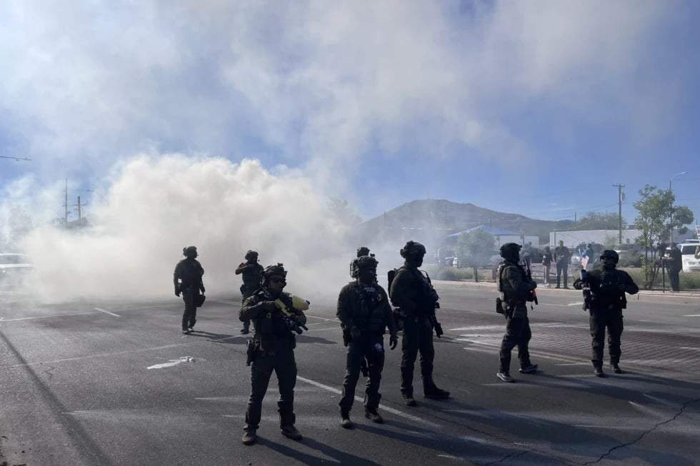 Agentes federales bloquean la avenida Grande el viernes 5 de diciembre de 2025 en Tucson, Arizona.