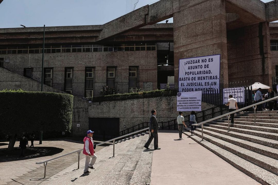 Explanada del Palacio de Justicia en San Lázaro. Foto Montserrat López
