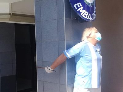 Argentino varado en Sudáfrica se encadenó en señal de protesta