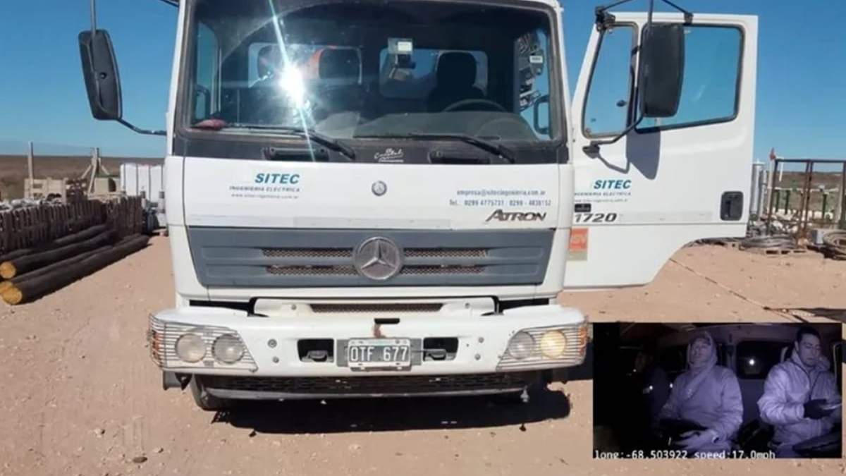 Los policías hallaron el vehículo sin la carga de bobinas de cable de cobre. Fuente: (Facebook).