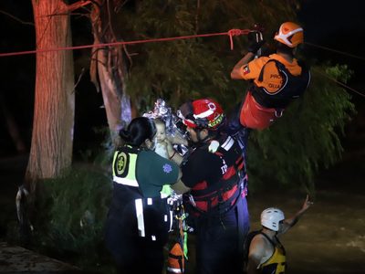 Rescatan en NL a 13 personas atrapadas en el río La Silla; buscan a desaparecida