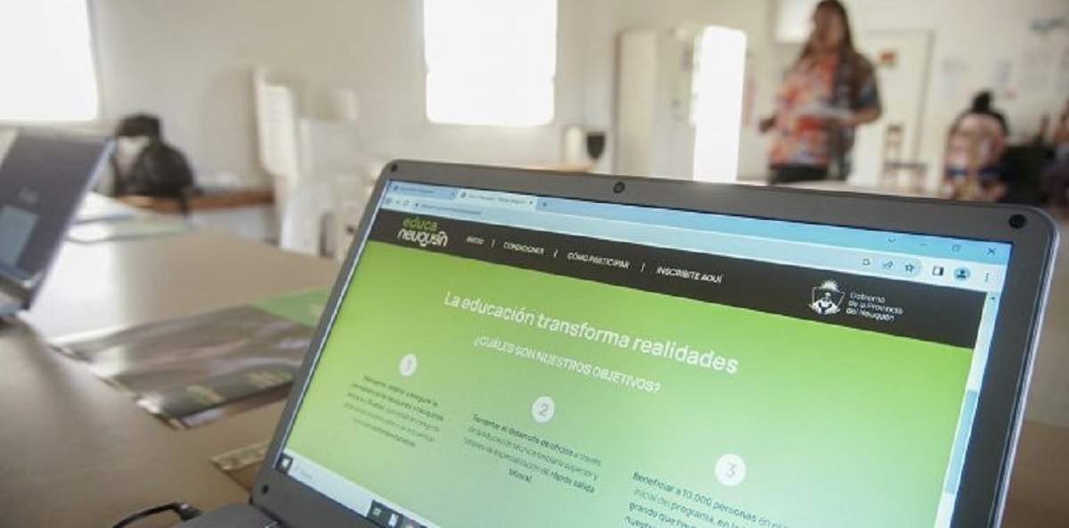 Programa de becas, Gregorio Álvarez. Fuente: (Prensa gobierno)