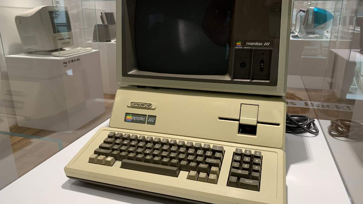 Una de las primeras computadoras de Apple. Fuente: (Twitter).