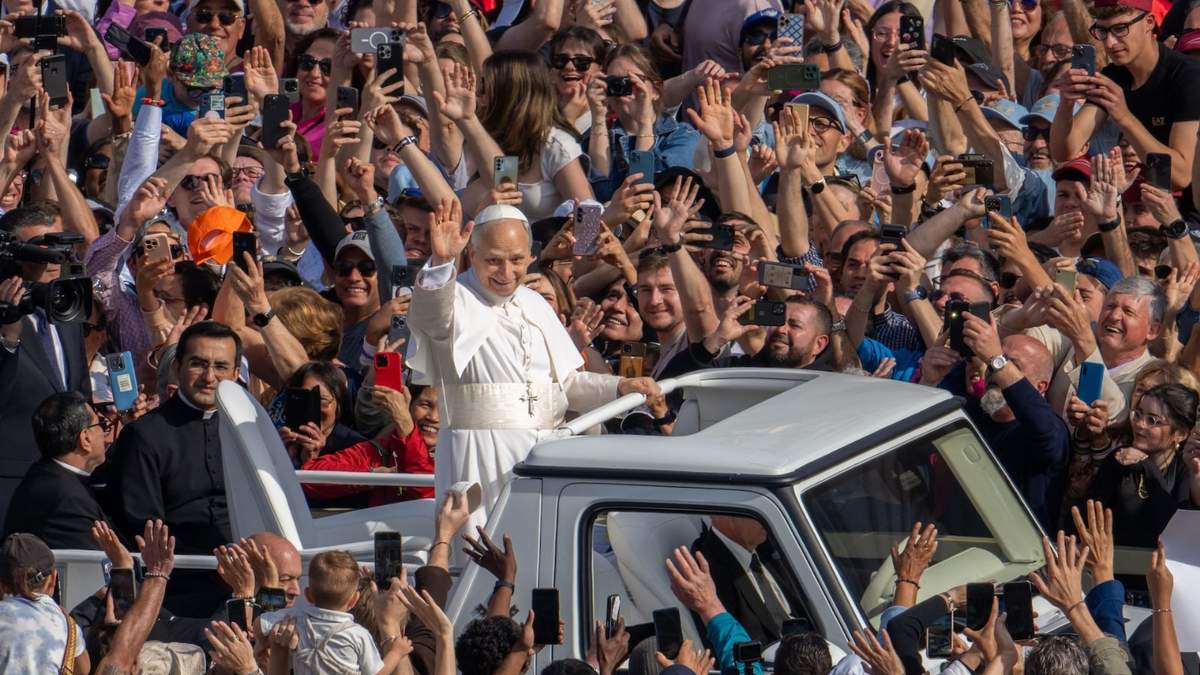 El papa León XIV pasa en su papamóvil por la plaza de San Pedro del Vaticano antes de la misa de inicio de su pontificado