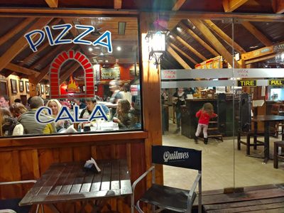 Continúa la polémica: el dueño de la pizzería aseguró que es mentira que la moza exigió propina