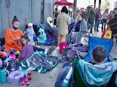 Ucranianos, rusos y bielorrusos instalan campamento en la garita Tijuana-San Ysidro