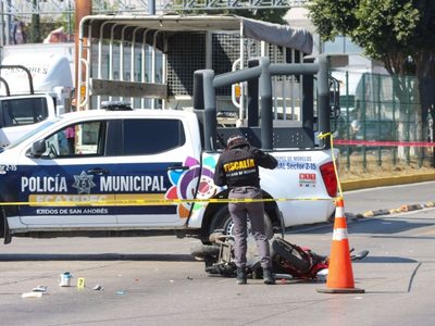 Camión de la Guardia Nacional invade carril del Mexibús y atropella a motociclistas (Video)