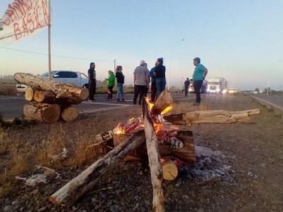 Municipales de Senillosa cortan la ruta 22 en reclamo por un aumento salarial "real"