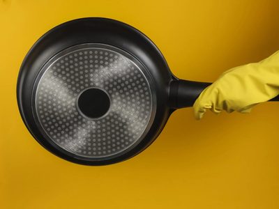 El truco exprés para mantener tus sartenes sin olor usando 2 productos que seguro tenés en tu alacena