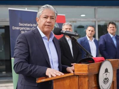 Figueroa entregó vehículos y equipamiento al SIEN y defendió el estado “presente y eficiente”
