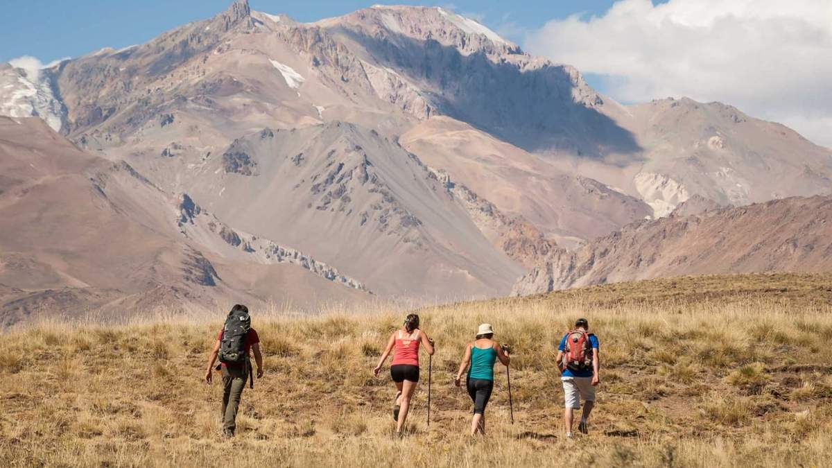 Cercana a las localidades de Andacollo, Las Ovejas, y Varvarco, el Domuyo brinda alternativas de ecoturismo. 
Fuente: (FAcebook)