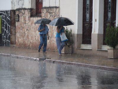 Tormenta, viento y lluvias: mirá las alertas del SMN para este sábado