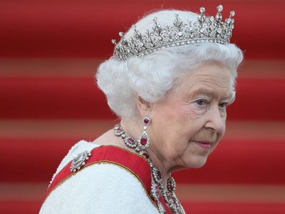 Le ruega que no lo haga: la traición de la Reina Isabel en cuarentena
