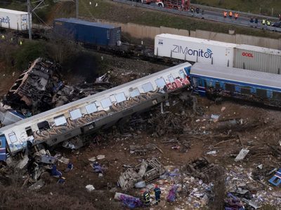 Al menos 36 personas fallecieron tras un choque de trenes en Grecia
