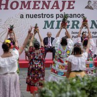 AMLO encabeza homenaje a migrantes mexicanos