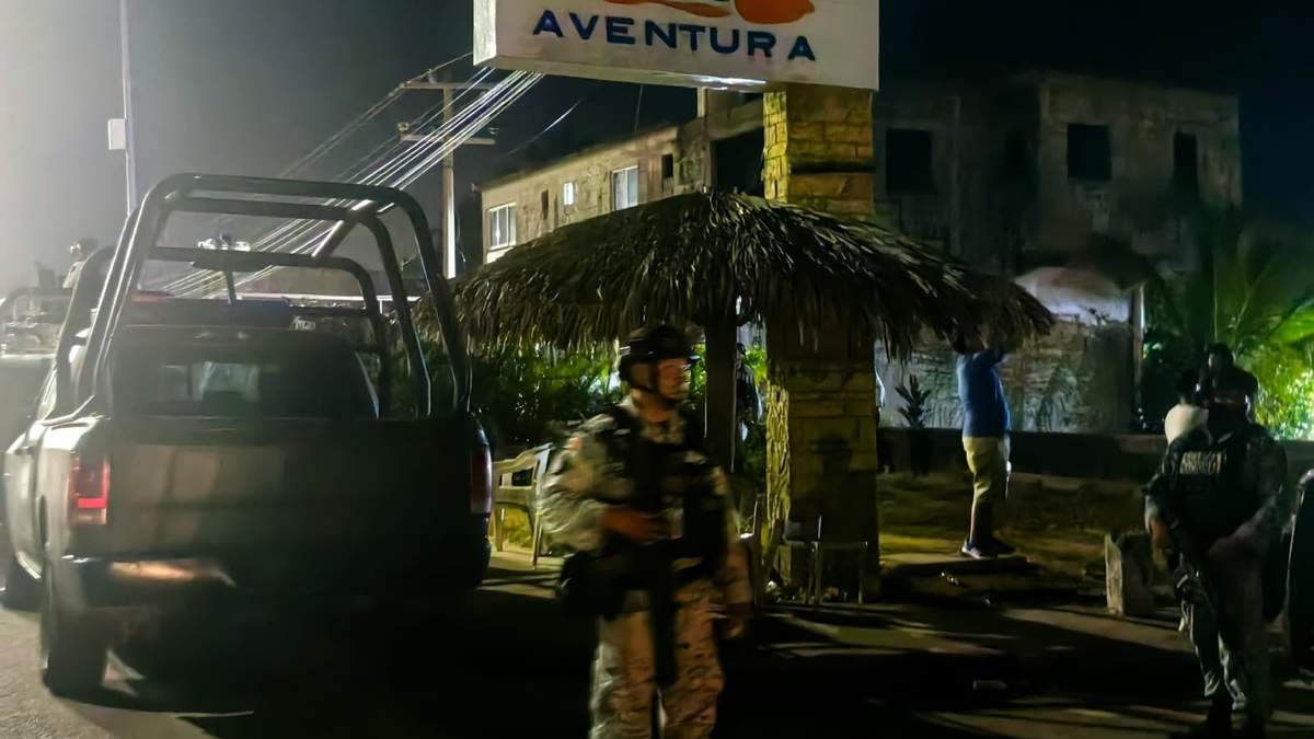 Militares y Guardia Nacional resguardan el restaurante Playa Aventura de Acapulco, donde cuatro integrantes de una familia fueron asesinados