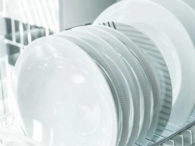 No comprés unos nuevos: mirá cómo quitar los rayones de tus platos con solo 2 ingredientes que tenés en casa