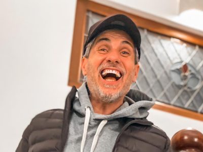 Abuelo baboso: el Chato Prada derritió la web con las fotografías más adorables de su nieta