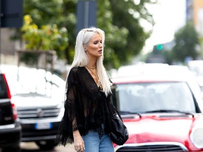 El regreso inesperado: los jeans campana vuelven a conquistar el otoño con nuevas texuras
