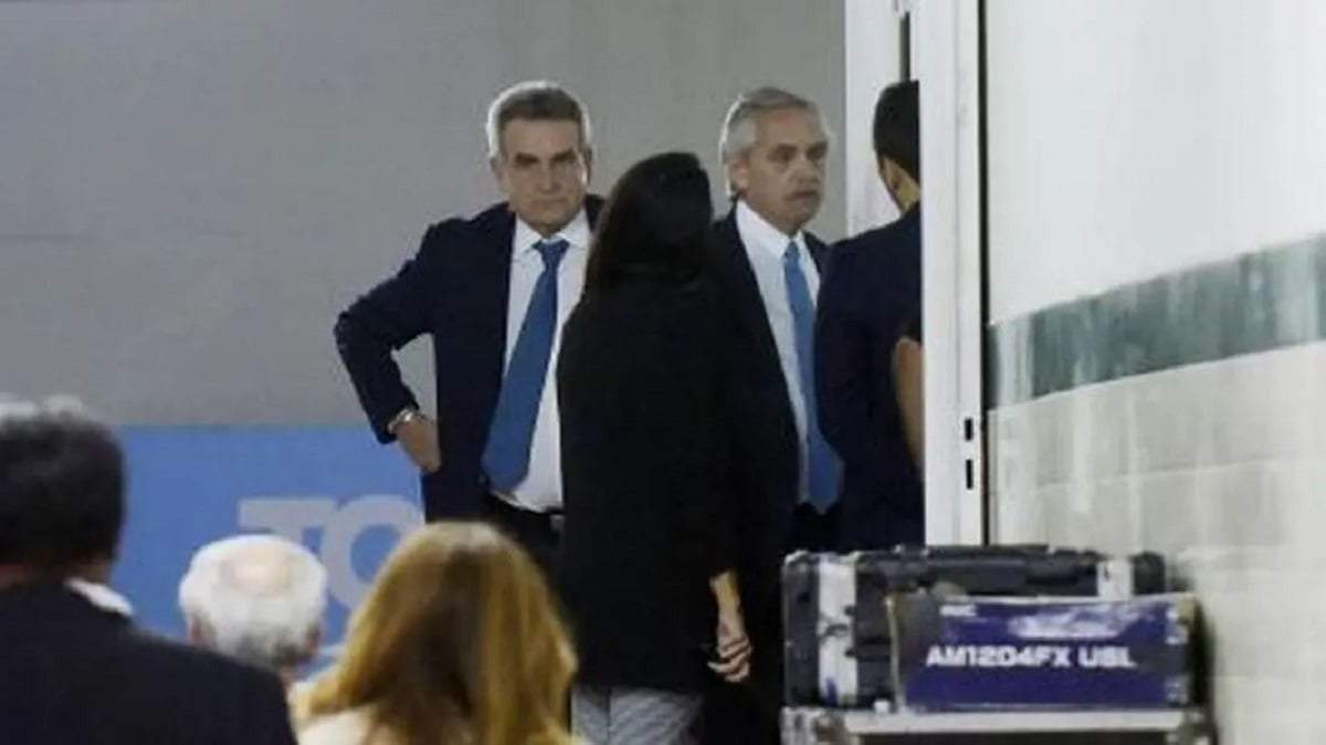 El presidente Alberto Fernández y el jefe de Gabinete Agustín Rossi llegan a la reunión de la Mesa Política. Fuente: (Diario Popular)