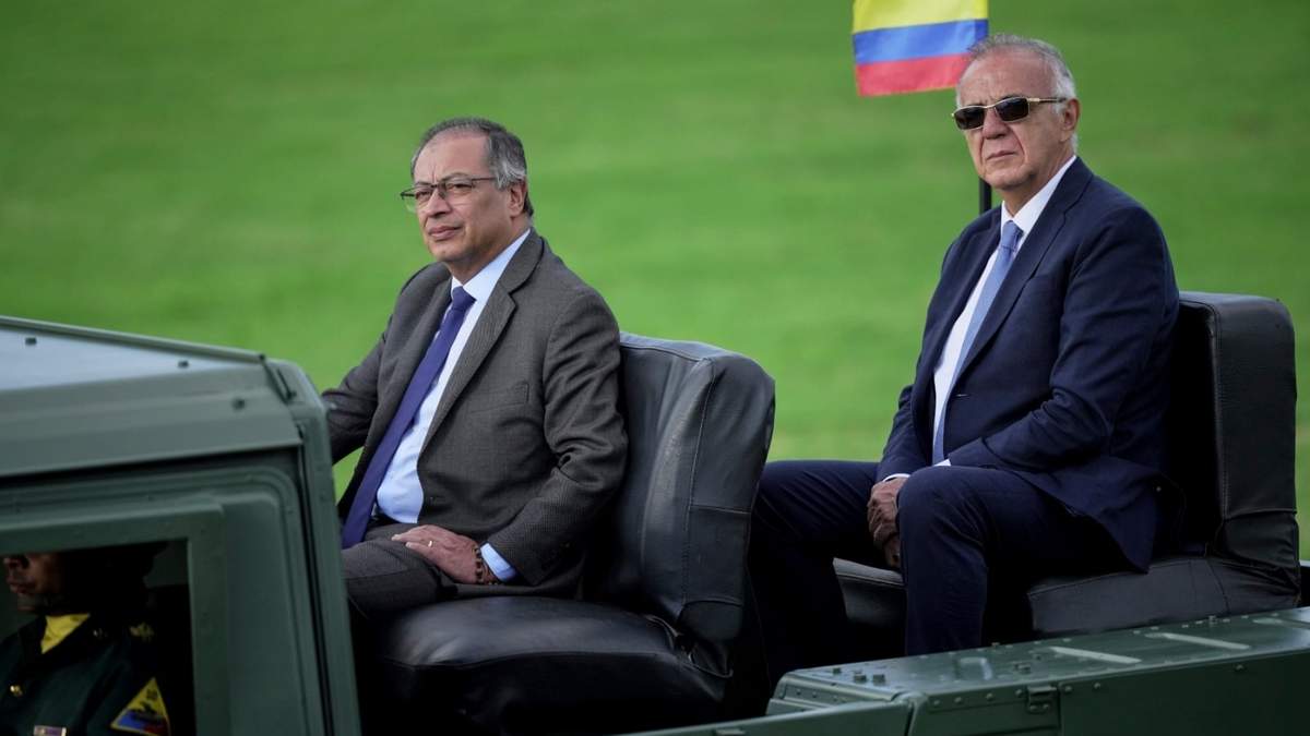 El presidente colombiano Gustavo Petro, a la izquierda, y el ministro de Defensa, Iván Velásquez, viajan en un vehículo militar durante una ceremonia de juramentación del nuevo comandante del Ejército en Bogotá, Colombia, el 31 de mayo de 2024