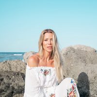 Bohemia y artesanal: así es la cápsula de verano con la que Nicole Neumann marca tendencia