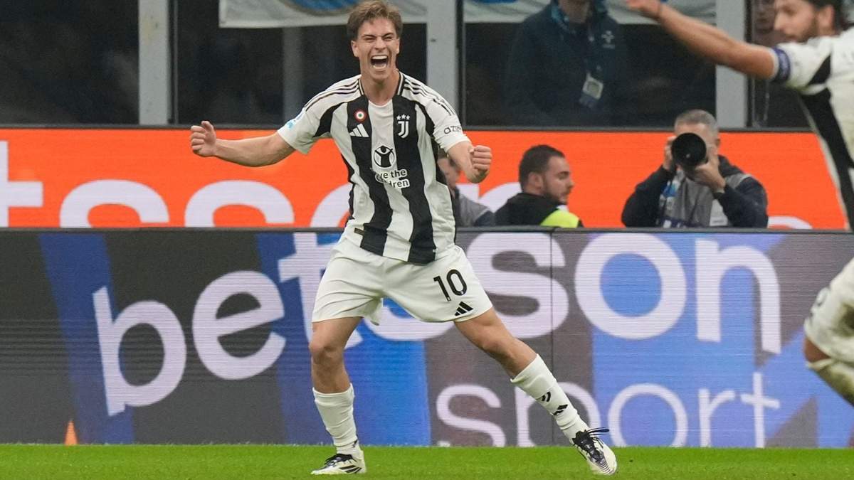 Kenan Yildiz de la Juventus celebra tras anotar el cuarto gol de su equipo en el encuentro ante el Inter de Milán el domingo 27 de octubre del 2024