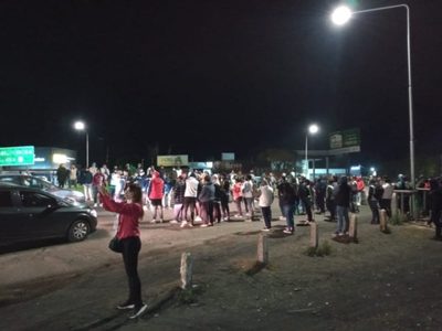 Un automovilista atropelló a tres trabajadores de Pollolin que se manifestaban en el Tercer Puente