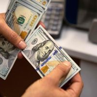 Los dólares se van del sistema bancario y terminan “bajo el colchón”