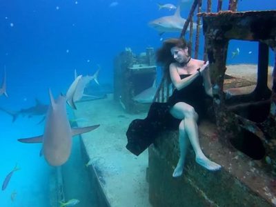 Mujer desafía a las profundidades y a los tiburones para una impresionante sesión de modelaje