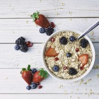 Postrecito de avena fit con yogur y chocolate: te va a encantar para merendar algo dulce sin culpa