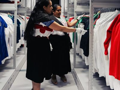 Denuncian abuso laboral y atropello a la cultura indígena en colección de Adidas para la Selección