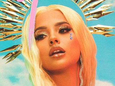 ¡De cara al sol! Becky G se relajó y nos quedamos sin palabras