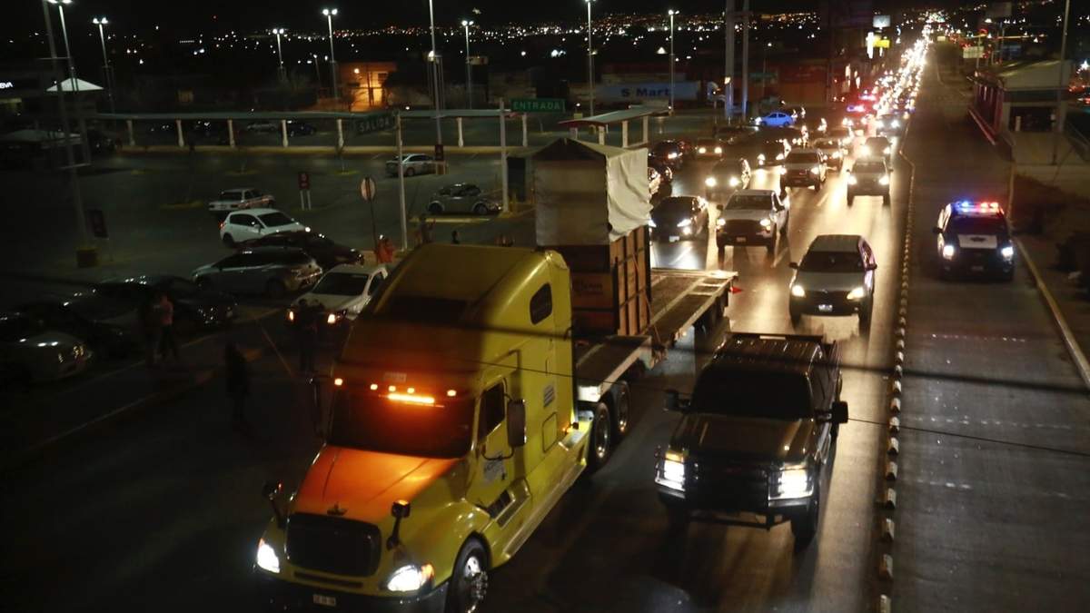 El tráiler que lleva a la jirafa Benito