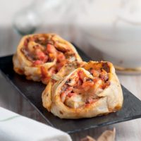 Rollitos de masa de pizza, rellenos de queso y aceitunas: una delicia en pocos minutos