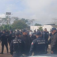 Policías de Cunduacán, Tabasco, protestan para exigir aumento salarial y prestaciones