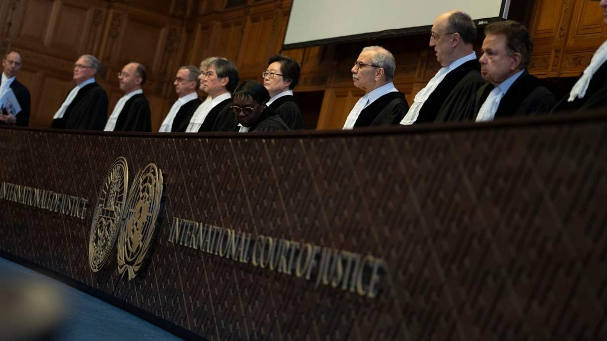 Los jueces ingresan a la Corte Internacional de Justicia en La Haya, Holanda, el jueves 23 de mayo