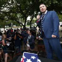 Supremacistas blancos marchan en Washington resguardados por policías