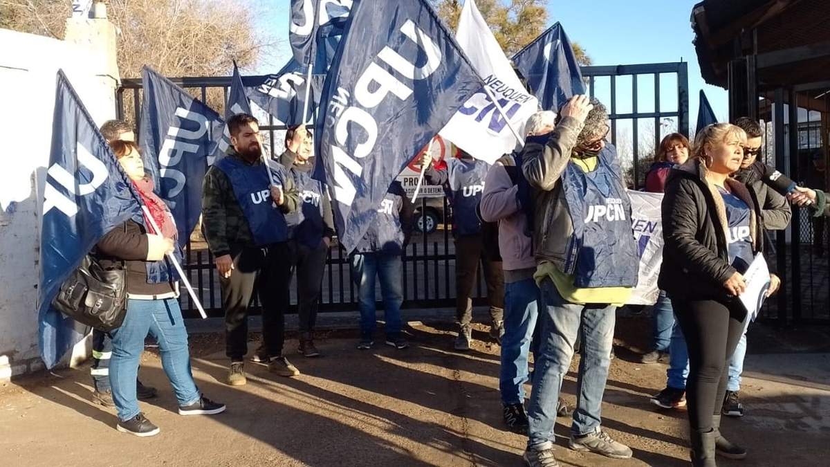 Esta mañana se movilizaron a la Subsecretaría de Desarrollo Social de la Provincia para exigir respuestas. Fuente: (UPCN)