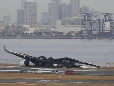 Buscan grabadora de voz de avión de Japan Airlines involucrado en choque mortal